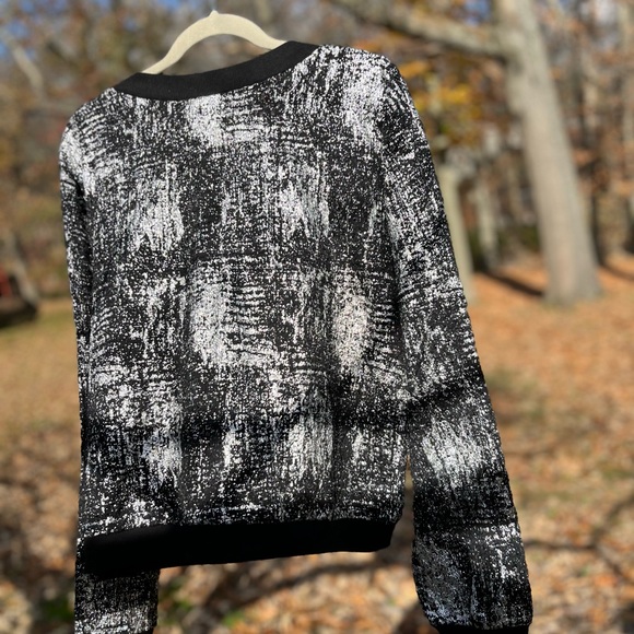 NWT $88 DRA | Lightweight Crewneck Sweater in Black with Metallic Silver - Picture 5 of 10